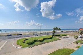 Pool & Ocean Views: Beachfront Condo in Galveston