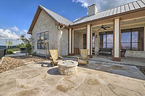 Lakeview Escape w/ Hot Tub, 1 Mi to Canyon Lake