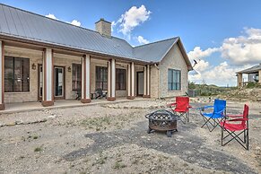 Lakeview Escape w/ Hot Tub, 1 Mi to Canyon Lake