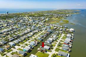 Sea Isle Galveston Getaway < 1 Mile to Beach!