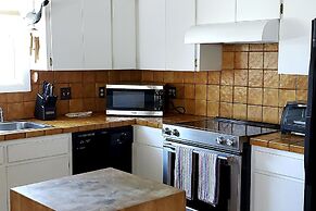 Sea Isle Galveston Getaway < 1 Mile to Beach!