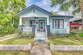 Pet-friendly Galveston Bungalow, 1/2 Mi to Beach!