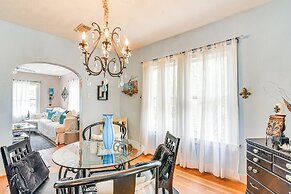 Pet-friendly Galveston Bungalow, 1/2 Mi to Beach!