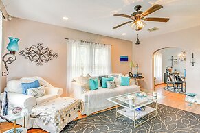Pet-friendly Galveston Bungalow, 1/2 Mi to Beach!