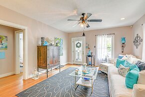 Pet-friendly Galveston Bungalow, 1/2 Mi to Beach!