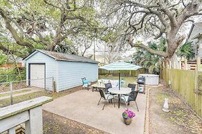 Pet-friendly Galveston Bungalow, 1/2 Mi to Beach!