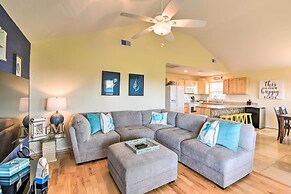 Walk to Sea Isle Beach: Bright Galveston Home!