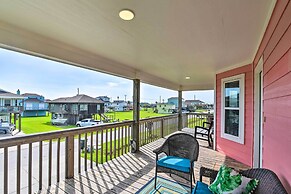 Walk to Sea Isle Beach: Bright Galveston Home!