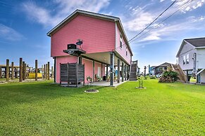 Walk to Sea Isle Beach: Bright Galveston Home!