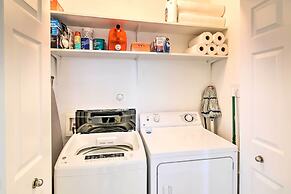 Walk to Sea Isle Beach: Bright Galveston Home!