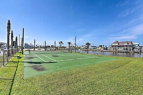 Walk to Sea Isle Beach: Bright Galveston Home!
