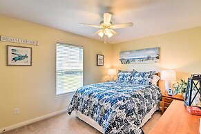 Walk to Sea Isle Beach: Bright Galveston Home!