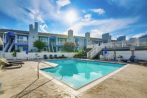 1/4 Mi to Seawall: Relaxing Galveston Condo!