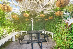 1/4 Mi to Seawall: Relaxing Galveston Condo!