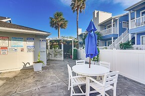 1/4 Mi to Seawall: Relaxing Galveston Condo!