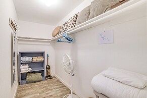 1/4 Mi to Seawall: Relaxing Galveston Condo!