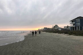 Steps to Sand: Galveston Beach Bungalow!