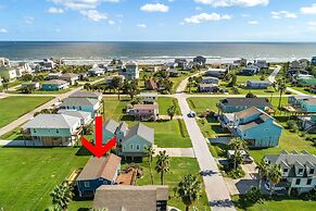 Steps to Sand: Galveston Beach Bungalow!