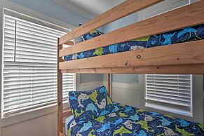 Galveston Cottage w/ Deck: Walk to Beach!