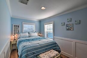 Galveston Cottage w/ Deck: Walk to Beach!