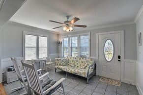 Galveston Cottage w/ Deck: Walk to Beach!