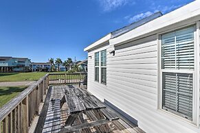 Galveston Cottage w/ Deck: Walk to Beach!