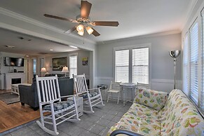 Galveston Cottage w/ Deck: Walk to Beach!