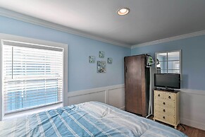 Galveston Cottage w/ Deck: Walk to Beach!
