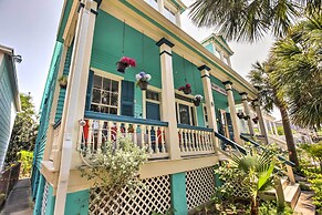 Vintage Galveston Apt < 1/2 Mi to Porretto Beach!
