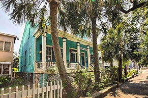 Vintage Galveston Apt < 1/2 Mi to Porretto Beach!