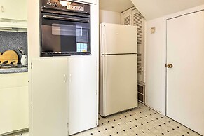 Vintage Galveston Apt < 1/2 Mi to Porretto Beach!