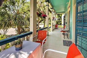 Vintage Galveston Apt < 1/2 Mi to Porretto Beach!