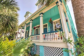 Vintage Galveston Apt < 1/2 Mi to Porretto Beach!