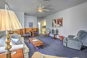 Vintage Galveston Apt < 1/2 Mi to Porretto Beach!