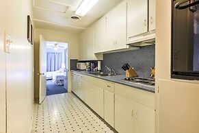 Vintage Galveston Apt < 1/2 Mi to Porretto Beach!