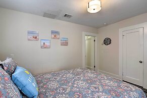 Bright Galveston Bungalow: 1/2 Mi to Pleasure Pier