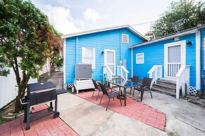 Bright Galveston Bungalow: 1/2 Mi to Pleasure Pier