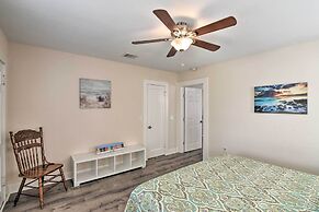 Bright Galveston Bungalow: 1/2 Mi to Pleasure Pier