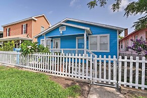Bright Galveston Bungalow: 1/2 Mi to Pleasure Pier