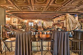 Retro-style Studio in Historic Downtown Home!