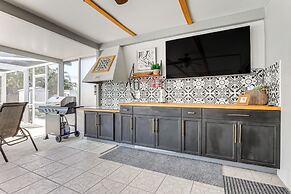 'tropical Landing' Stuart Home w/ Pool + Grill!