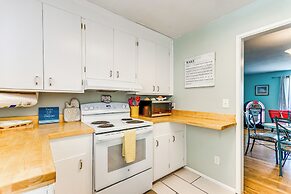 Walk to Beach: Fort Walton Coastal Retreat