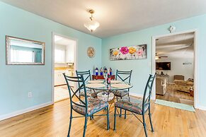 Walk to Beach: Fort Walton Coastal Retreat