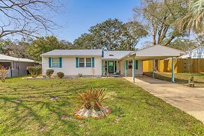 Walk to Beach: Fort Walton Coastal Retreat