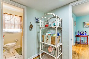 Walk to Beach: Fort Walton Coastal Retreat