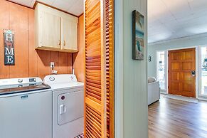 Walk to Beach: Fort Walton Coastal Retreat