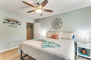 Walk to Beach: Fort Walton Coastal Retreat