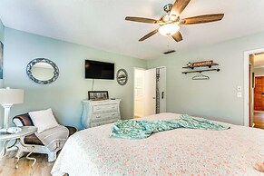 Walk to Beach: Fort Walton Coastal Retreat