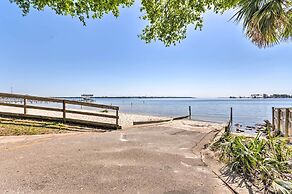 Walk to Beach: Fort Walton Coastal Retreat