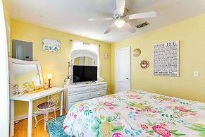 Walk to Beach: Fort Walton Coastal Retreat